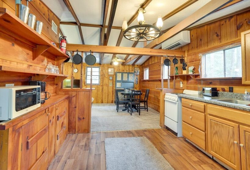 Peaceful Warne Cabin: Fenced Yard & Screened Porch