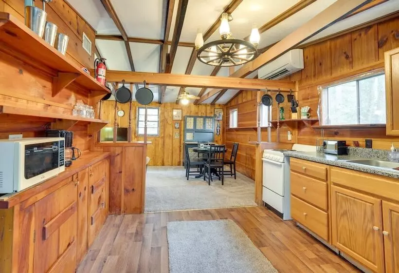 Peaceful Warne Cabin: Fenced Yard & Screened Porch