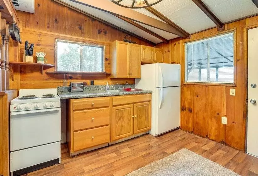 Peaceful Warne Cabin: Fenced Yard & Screened Porch