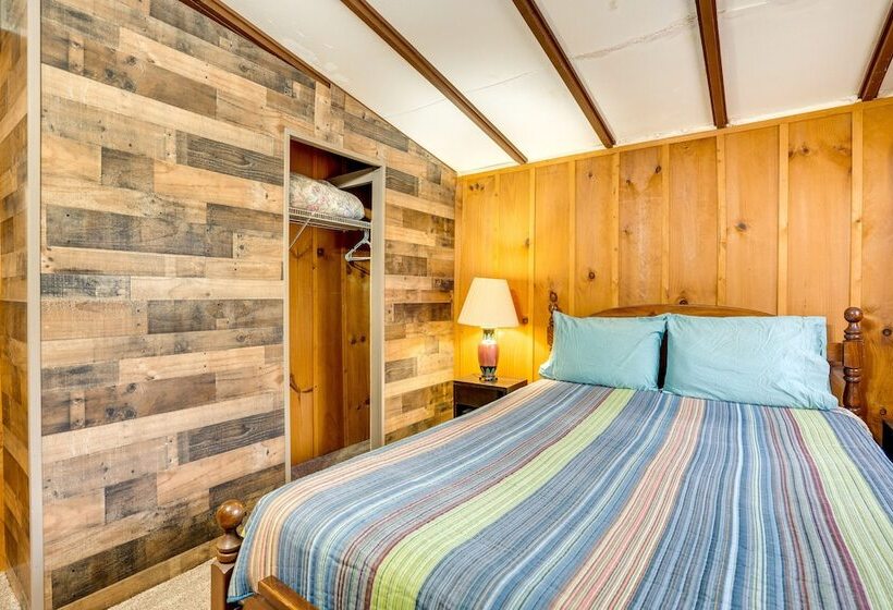 Peaceful Warne Cabin: Fenced Yard & Screened Porch