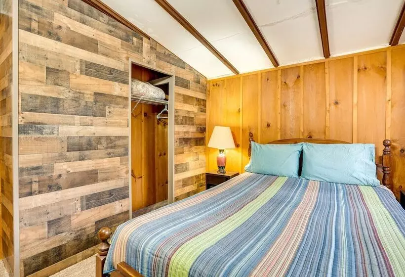 Peaceful Warne Cabin: Fenced Yard & Screened Porch