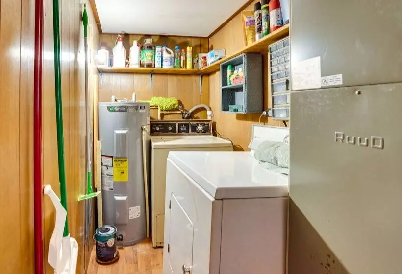 Peaceful Warne Cabin: Fenced Yard & Screened Porch
