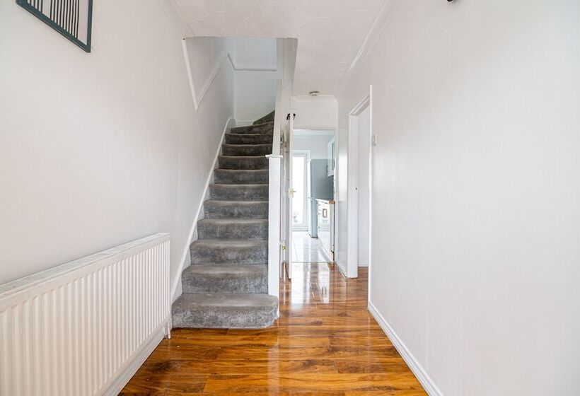 레지던스 Impeccable 3 Bed House In Abbeywood