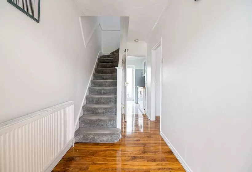 Residenssi Impeccable 3 Bed House In Abbeywood