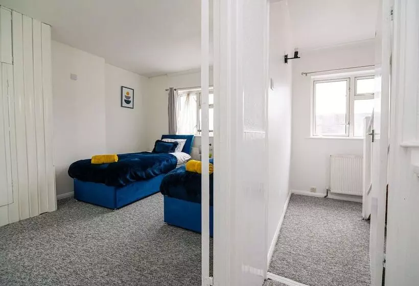 Residenssi Impeccable 3 Bed House In Abbeywood