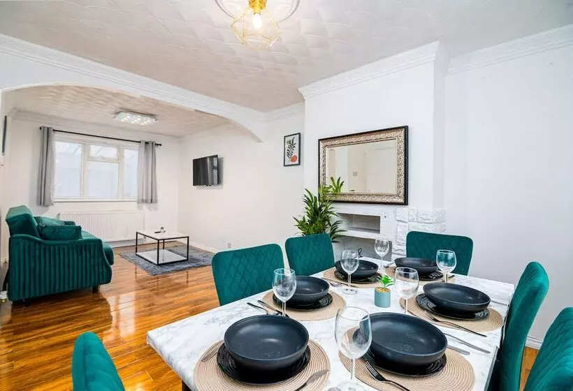 Residenssi Impeccable 3 Bed House In Abbeywood