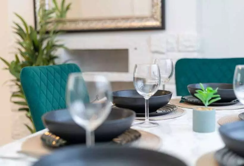 Residenssi Impeccable 3 Bed House In Abbeywood