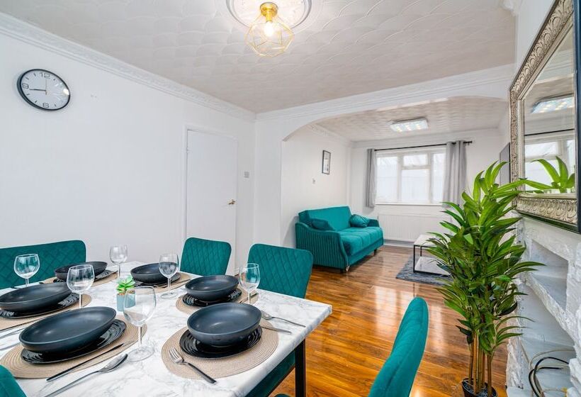 레지던스 Impeccable 3 Bed House In Abbeywood