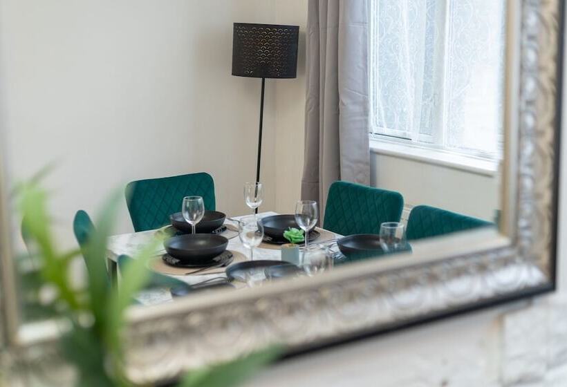 레지던스 Impeccable 3 Bed House In Abbeywood