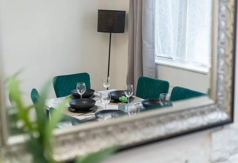 Residenssi Impeccable 3 Bed House In Abbeywood