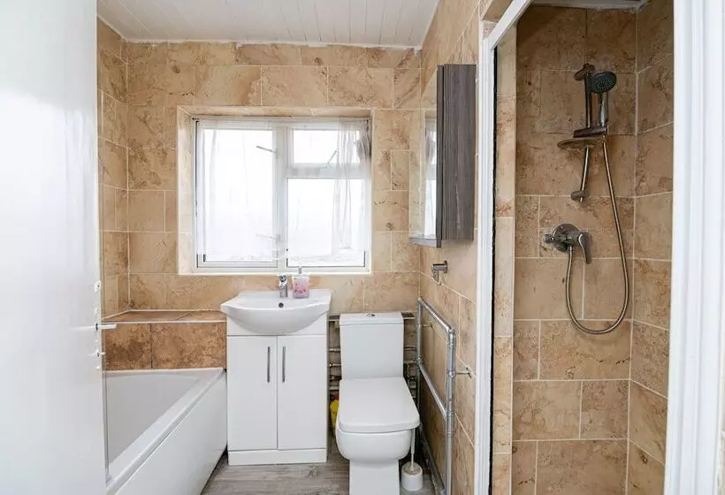 Residenssi Impeccable 3 Bed House In Abbeywood