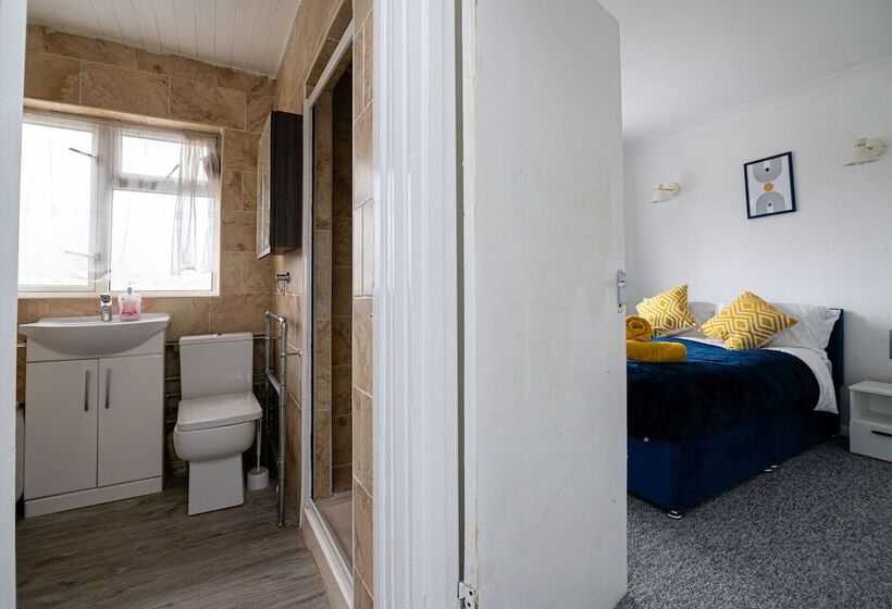 레지던스 Impeccable 3 Bed House In Abbeywood