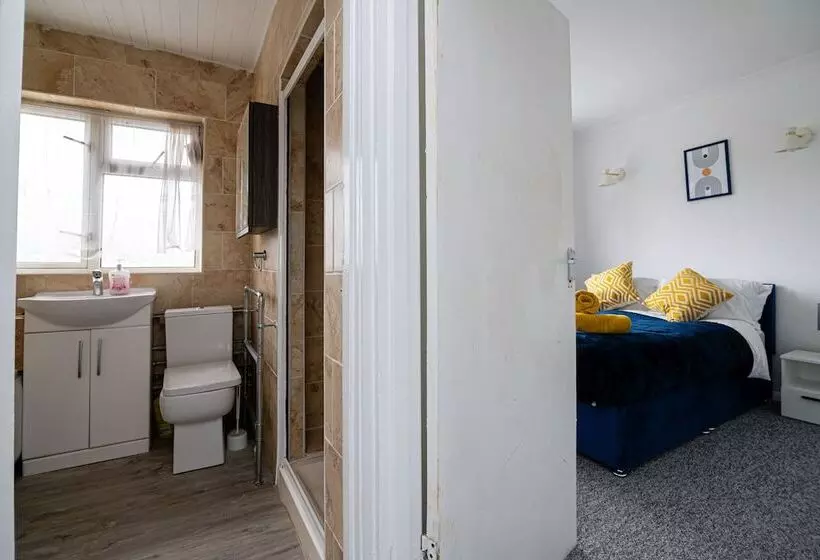 Residenssi Impeccable 3 Bed House In Abbeywood