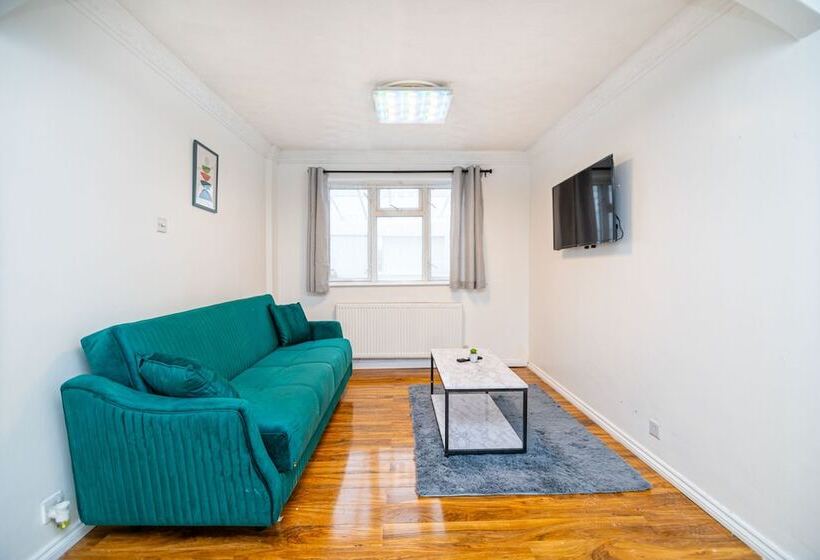 레지던스 Impeccable 3 Bed House In Abbeywood