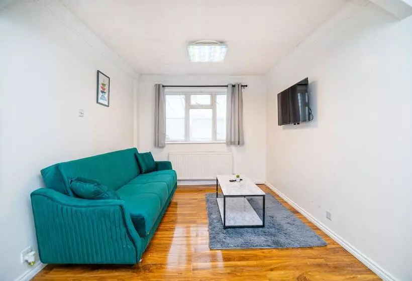 Residenssi Impeccable 3 Bed House In Abbeywood