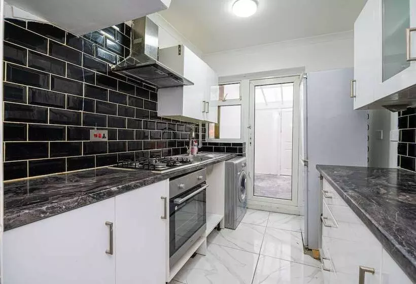 Residenssi Impeccable 3 Bed House In Abbeywood