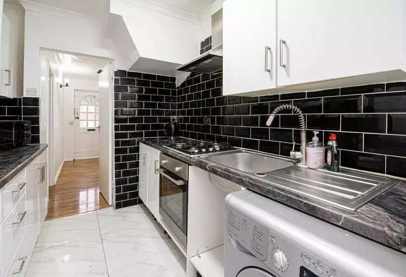 Residenssi Impeccable 3 Bed House In Abbeywood