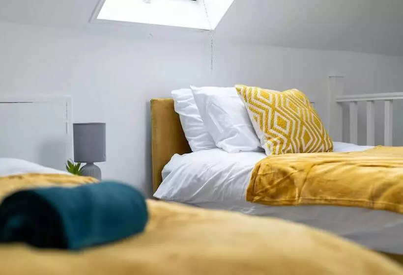 Residenssi Impeccable 3 Bed House In Abbeywood