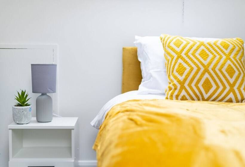 레지던스 Impeccable 3 Bed House In Abbeywood