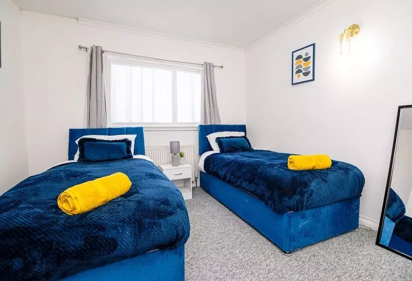 Residenssi Impeccable 3 Bed House In Abbeywood