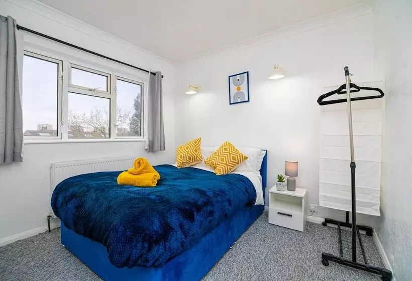 Residenssi Impeccable 3 Bed House In Abbeywood