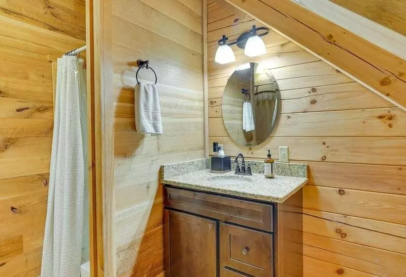 Rustic Laurelville Cabin W/ Hot Tub & Sauna!