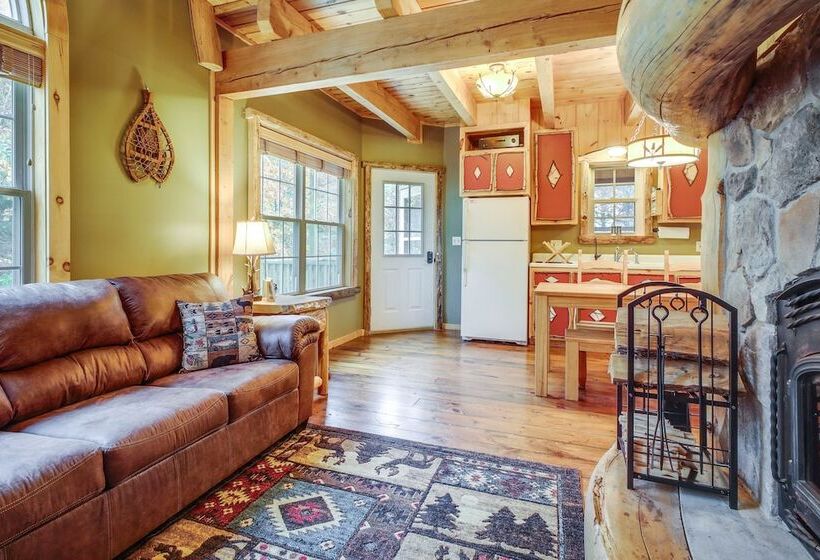 Rustic Retreat: Walk To Great Sacandaga Lake!