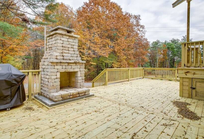 Rustic Retreat: Walk To Great Sacandaga Lake!