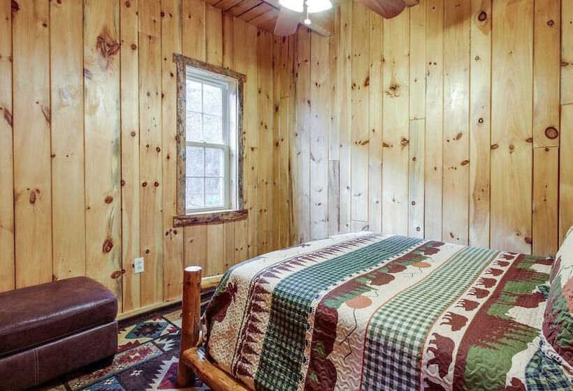 Rustic Retreat: Walk To Great Sacandaga Lake!