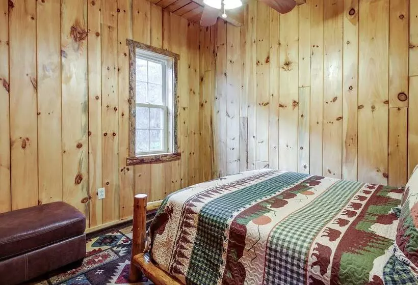 Rustic Retreat: Walk To Great Sacandaga Lake!