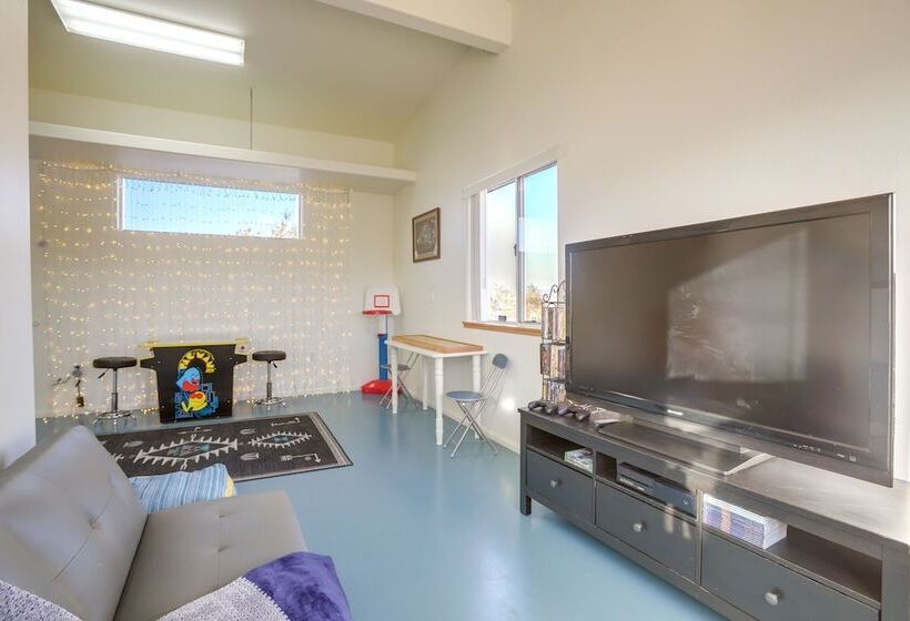 Serene Home W/ Yard 8 Mi To Joshua Tree!