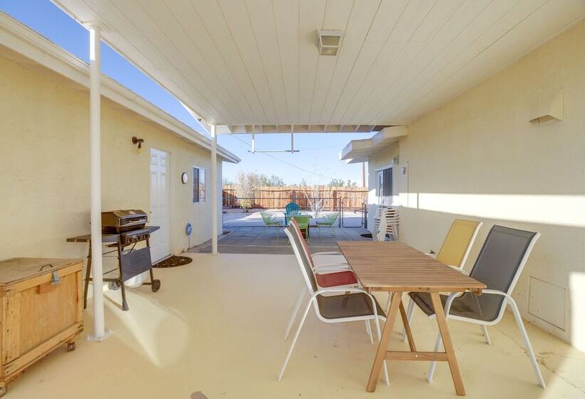Serene Home W/ Yard 8 Mi To Joshua Tree!