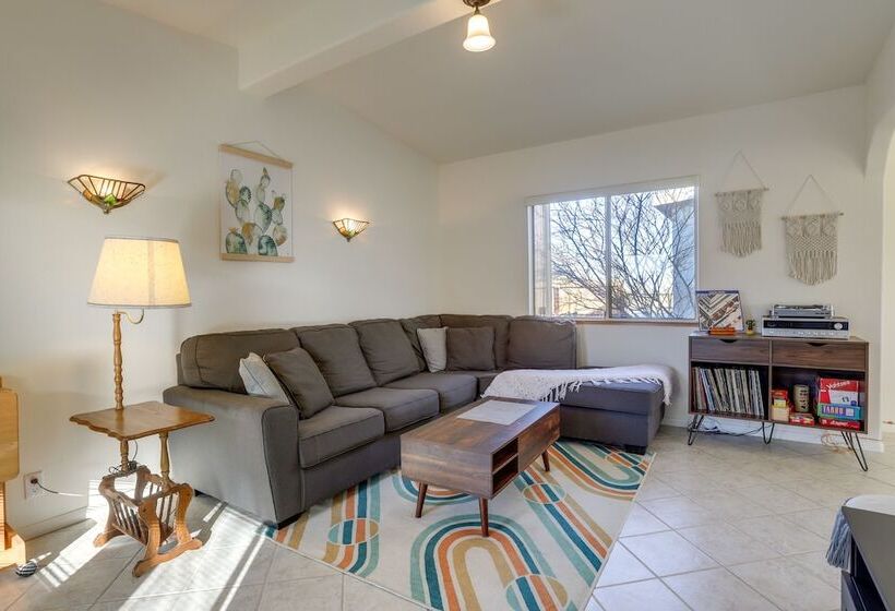 Serene Home W/ Yard 8 Mi To Joshua Tree!