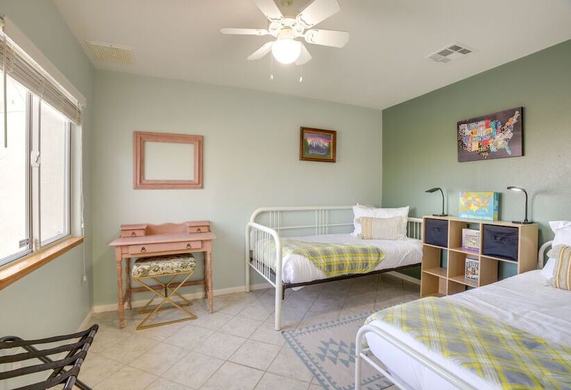 Serene Home W/ Yard 8 Mi To Joshua Tree!