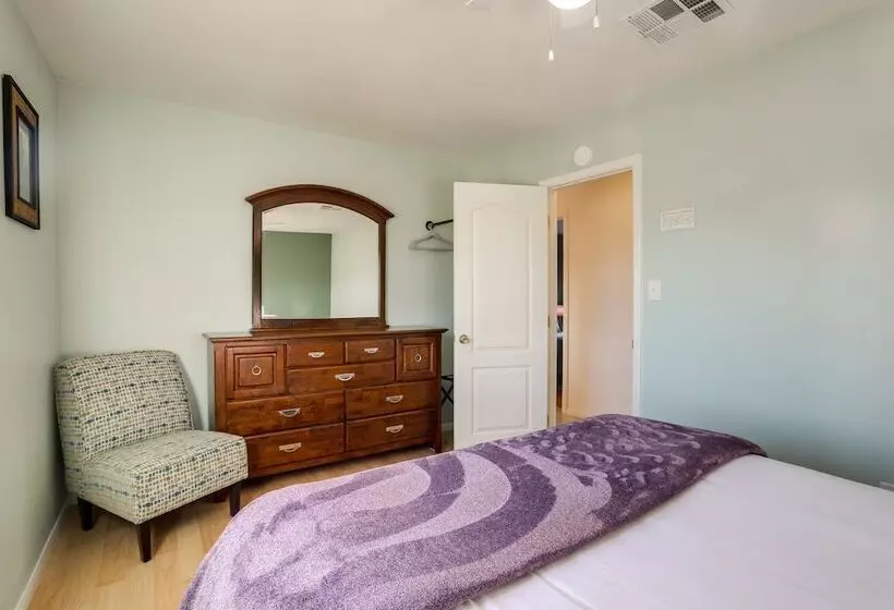 Serene Home W/ Yard   8 Mi To Joshua Tree!