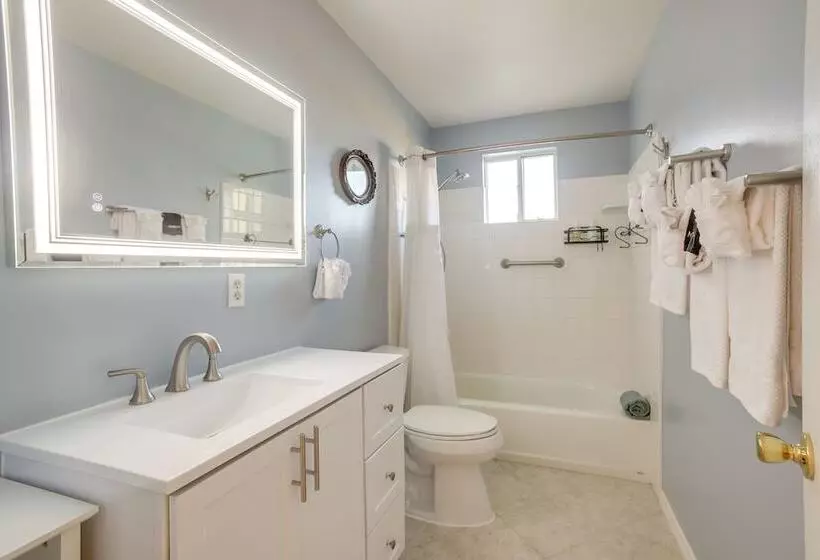 Serene Home W/ Yard   8 Mi To Joshua Tree!