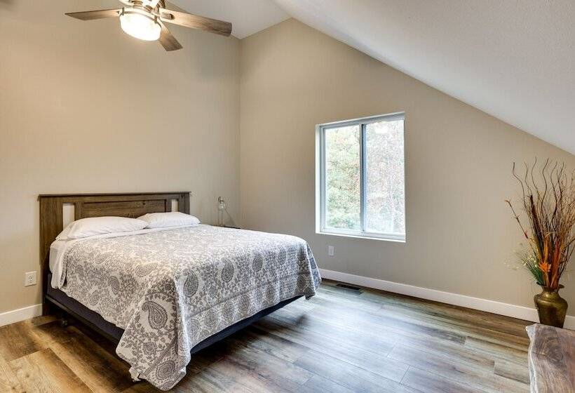 Spacious + Serene Camdenton Home W/ Hot Tub!