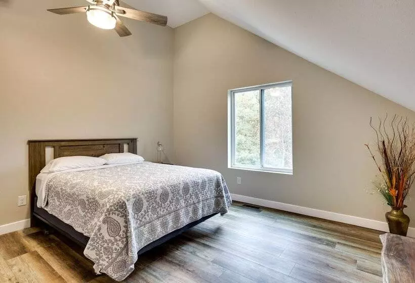 Spacious + Serene Camdenton Home W/ Hot Tub!
