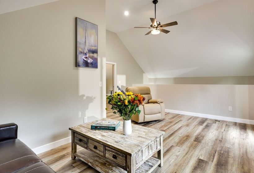 Spacious + Serene Camdenton Home W/ Hot Tub!