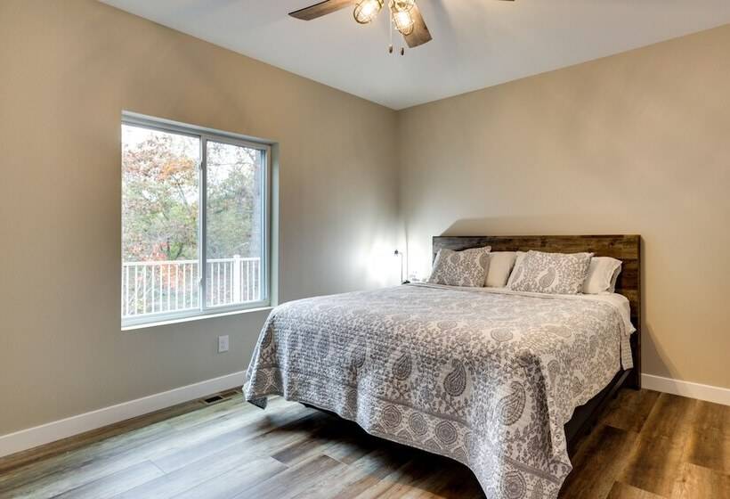 Spacious + Serene Camdenton Home W/ Hot Tub!