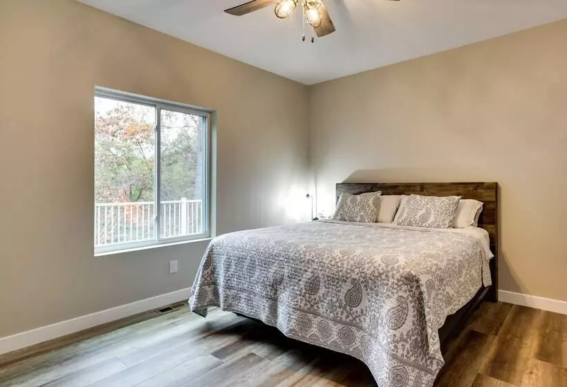 Spacious + Serene Camdenton Home W/ Hot Tub!