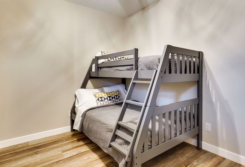 Spacious + Serene Camdenton Home W/ Hot Tub!