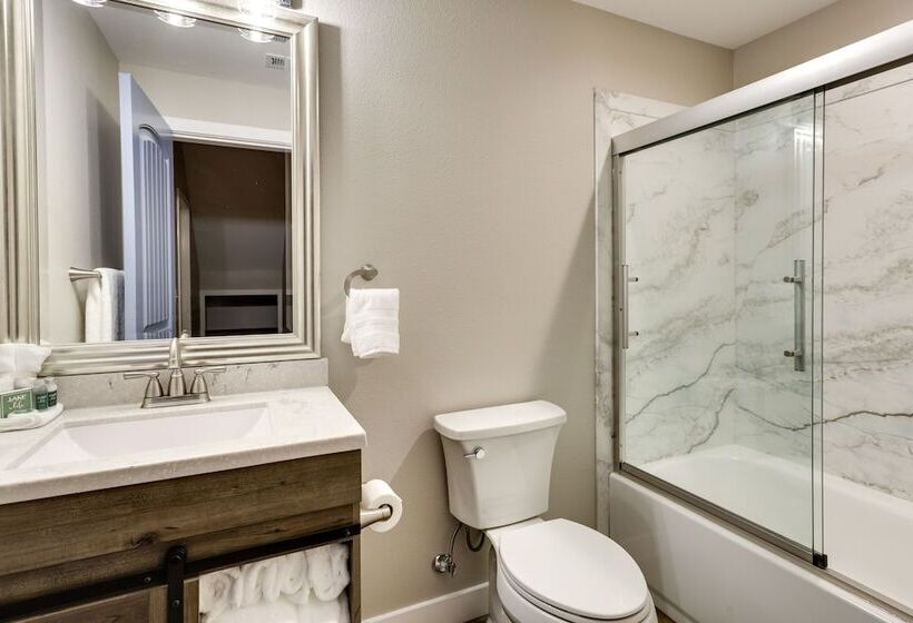 Spacious + Serene Camdenton Home W/ Hot Tub!