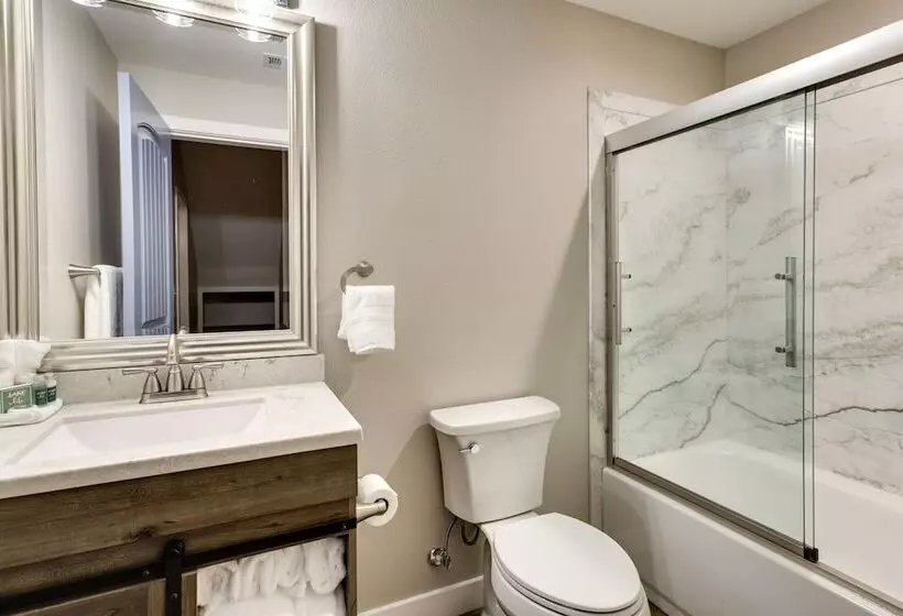 Spacious + Serene Camdenton Home W/ Hot Tub!