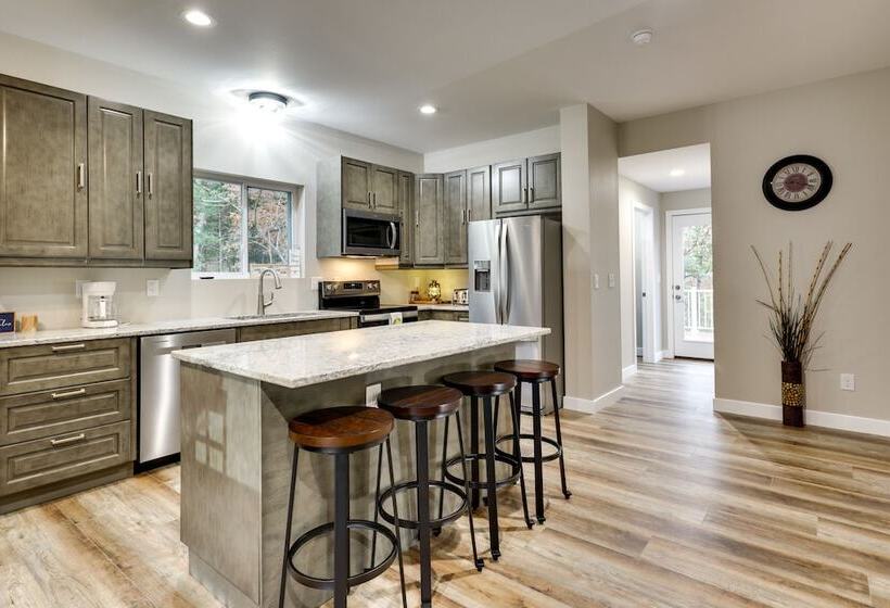 Spacious + Serene Camdenton Home W/ Hot Tub!