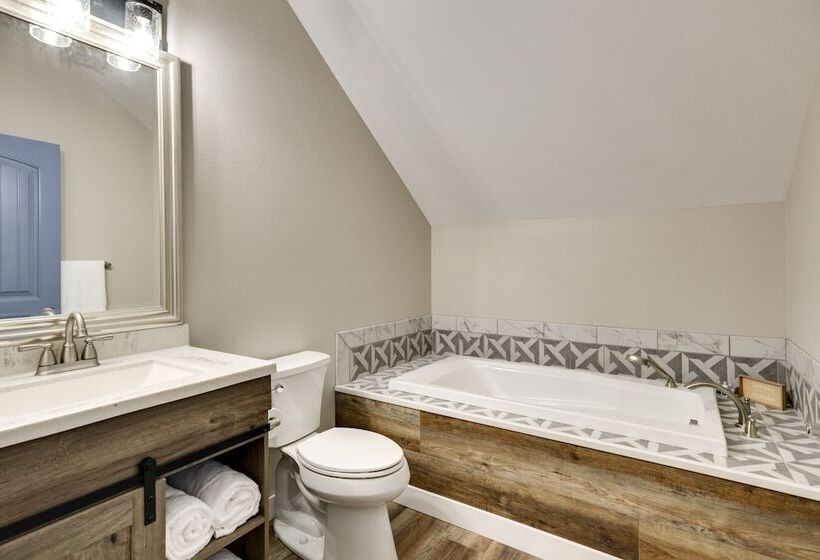 Spacious + Serene Camdenton Home W/ Hot Tub!