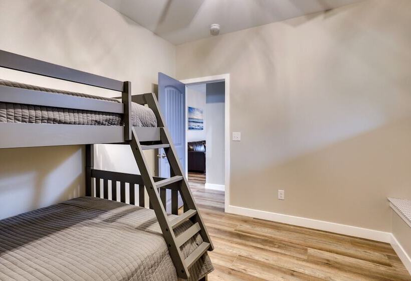 Spacious + Serene Camdenton Home W/ Hot Tub!