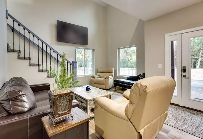 Spacious + Serene Camdenton Home W/ Hot Tub!