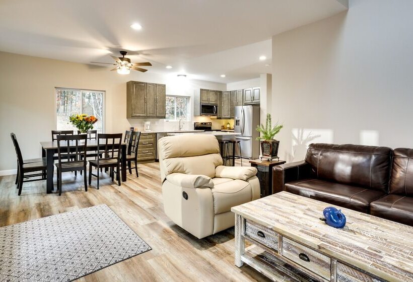 Spacious + Serene Camdenton Home W/ Hot Tub!