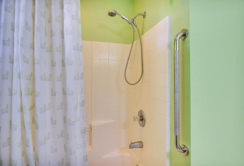 Spacious Smithfield Home W/ Screened Porch & Yard!